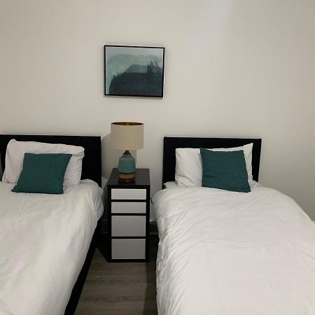 Beautiful All Room En-Suite 4 Bedrooms House , Free Parking, Wifi, Corporate, Contractors, Family Relocation, Contact Us For Long Term Rate อิลฟอร์ด ภายนอก รูปภาพ