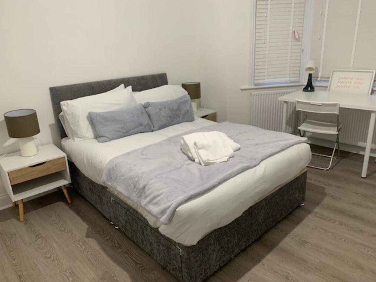 Beautiful All Room En-Suite 4 Bedrooms House , Free Parking, Wifi, Corporate, Contractors, Family Relocation, Contact Us For Long Term Rate อิลฟอร์ด ภายนอก รูปภาพ
