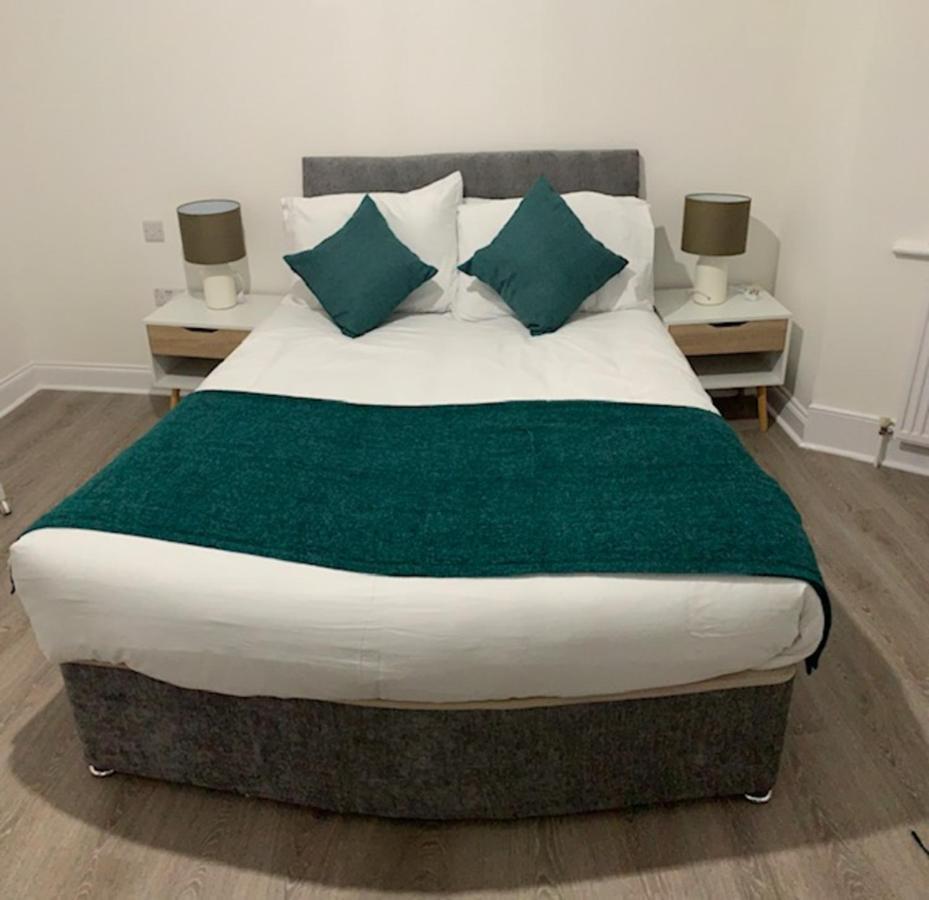 Beautiful All Room En-Suite 4 Bedrooms House , Free Parking, Wifi, Corporate, Contractors, Family Relocation, Contact Us For Long Term Rate อิลฟอร์ด ภายนอก รูปภาพ