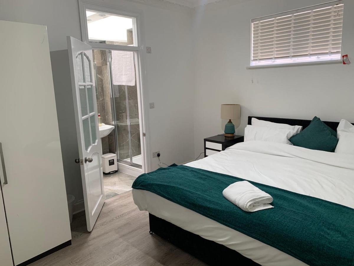 Beautiful All Room En-Suite 4 Bedrooms House , Free Parking, Wifi, Corporate, Contractors, Family Relocation, Contact Us For Long Term Rate อิลฟอร์ด ภายนอก รูปภาพ