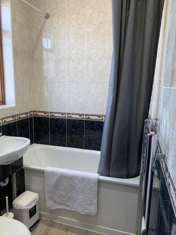 Beautiful All Room En-Suite 4 Bedrooms House , Free Parking, Wifi, Corporate, Contractors, Family Relocation, Contact Us For Long Term Rate อิลฟอร์ด ภายนอก รูปภาพ