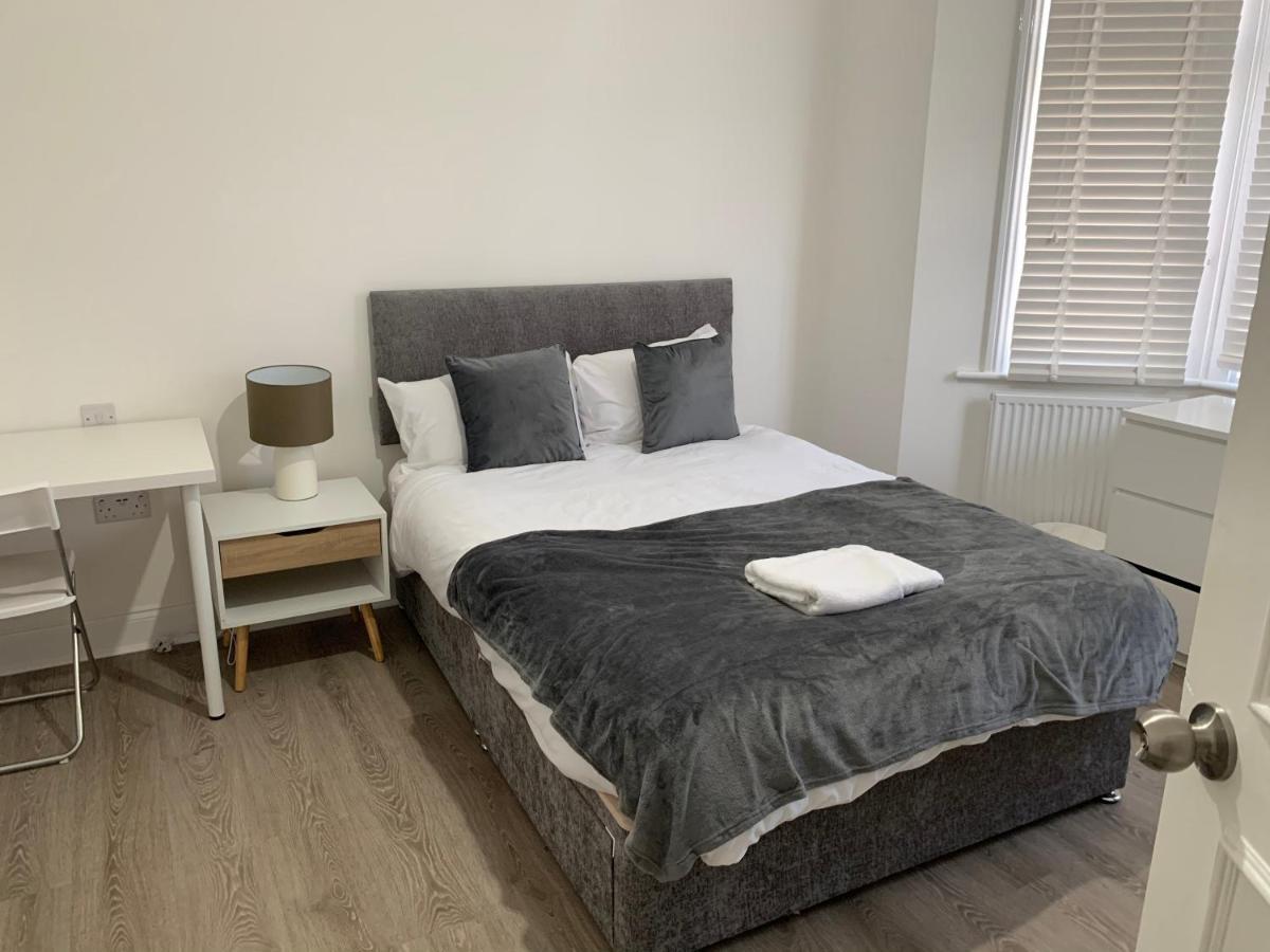 Beautiful All Room En-Suite 4 Bedrooms House , Free Parking, Wifi, Corporate, Contractors, Family Relocation, Contact Us For Long Term Rate อิลฟอร์ด ภายนอก รูปภาพ