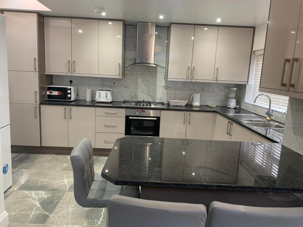 Beautiful All Room En-Suite 4 Bedrooms House , Free Parking, Wifi, Corporate, Contractors, Family Relocation, Contact Us For Long Term Rate อิลฟอร์ด ภายนอก รูปภาพ