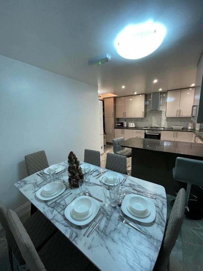 Beautiful All Room En-Suite 4 Bedrooms House , Free Parking, Wifi, Corporate, Contractors, Family Relocation, Contact Us For Long Term Rate อิลฟอร์ด ภายนอก รูปภาพ
