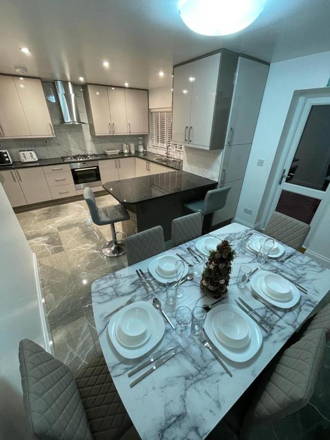 Beautiful All Room En-Suite 4 Bedrooms House , Free Parking, Wifi, Corporate, Contractors, Family Relocation, Contact Us For Long Term Rate อิลฟอร์ด ภายนอก รูปภาพ