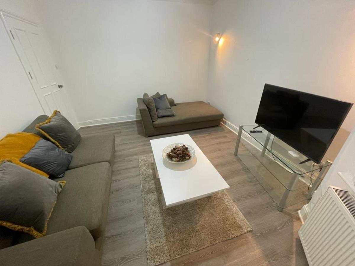 Beautiful All Room En-Suite 4 Bedrooms House , Free Parking, Wifi, Corporate, Contractors, Family Relocation, Contact Us For Long Term Rate อิลฟอร์ด ภายนอก รูปภาพ