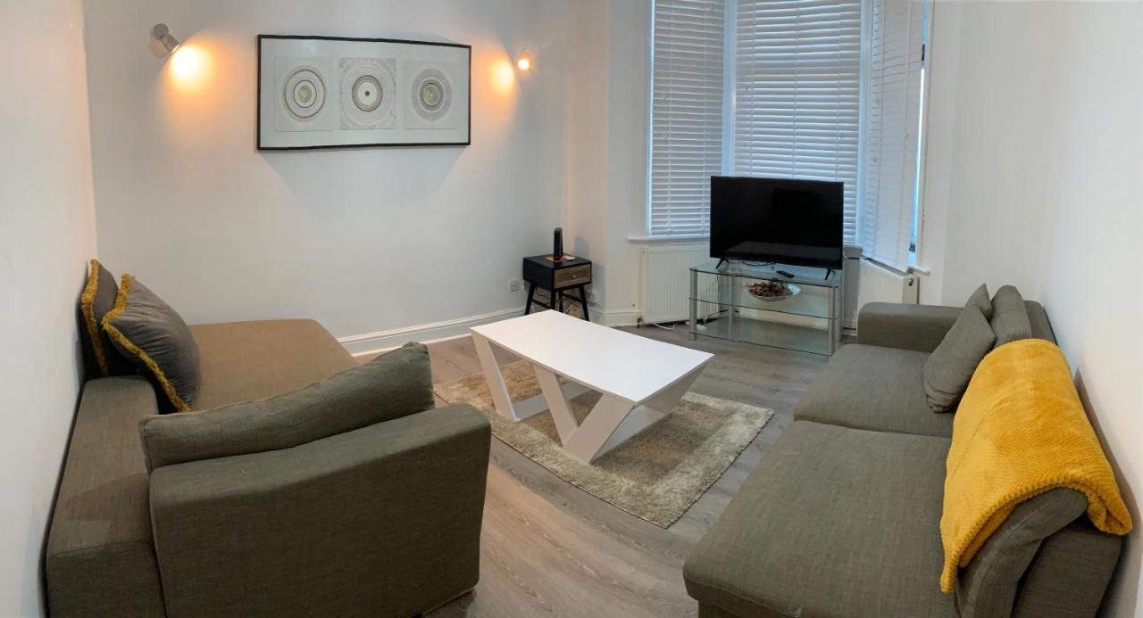 Beautiful All Room En-Suite 4 Bedrooms House , Free Parking, Wifi, Corporate, Contractors, Family Relocation, Contact Us For Long Term Rate อิลฟอร์ด ภายนอก รูปภาพ