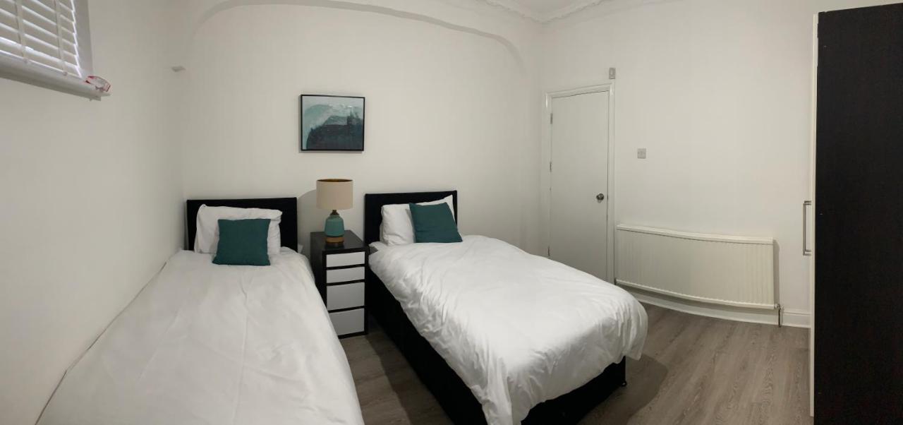 Beautiful All Room En-Suite 4 Bedrooms House , Free Parking, Wifi, Corporate, Contractors, Family Relocation, Contact Us For Long Term Rate อิลฟอร์ด ภายนอก รูปภาพ
