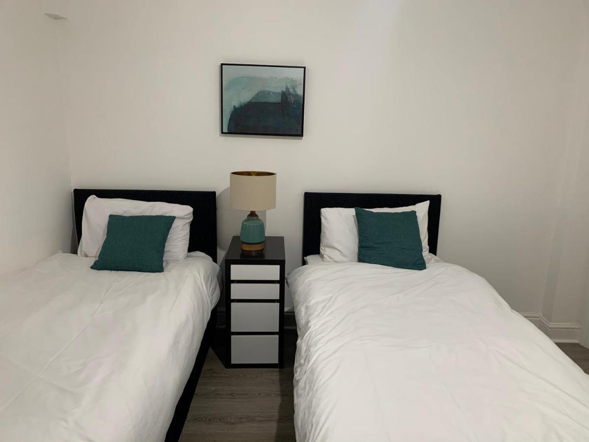 Beautiful All Room En-Suite 4 Bedrooms House , Free Parking, Wifi, Corporate, Contractors, Family Relocation, Contact Us For Long Term Rate อิลฟอร์ด ภายนอก รูปภาพ